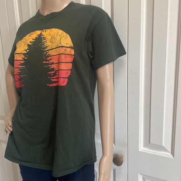 Gildan Womens M Tee Shirt. Hunter green with sunset and tree. Super cute - Picture 3 of 12